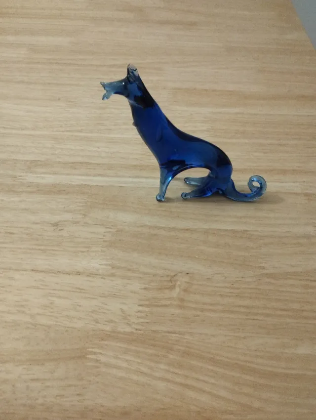 Figura perro cristal azul