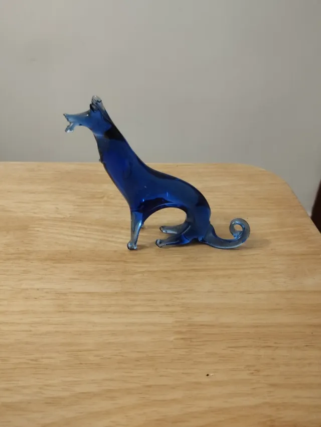 Figura perro cristal azul