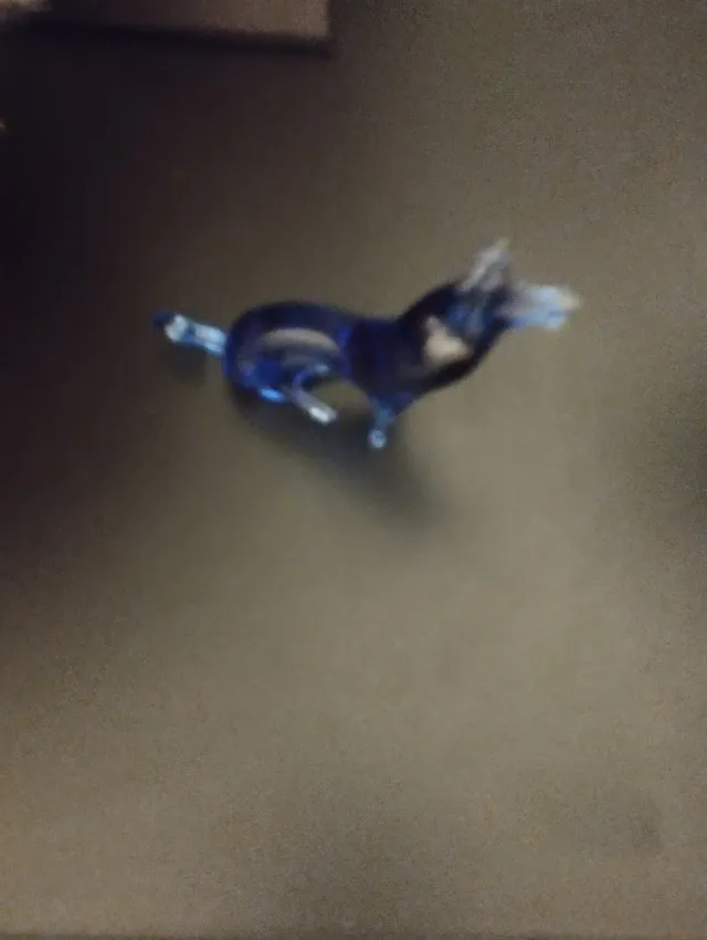 Figura perro cristal azul