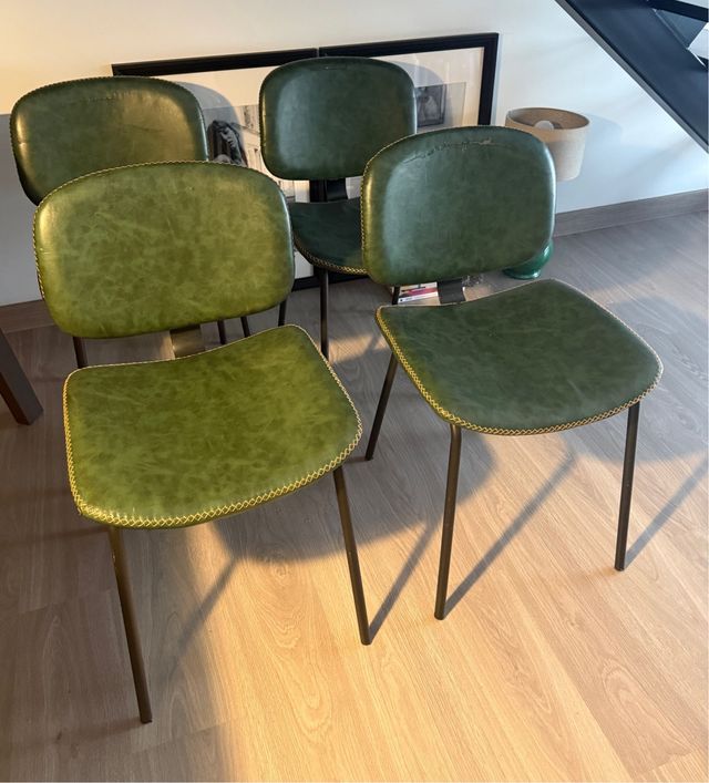 Conjunto 4 Sillas Comedor en verde y patas negras.
