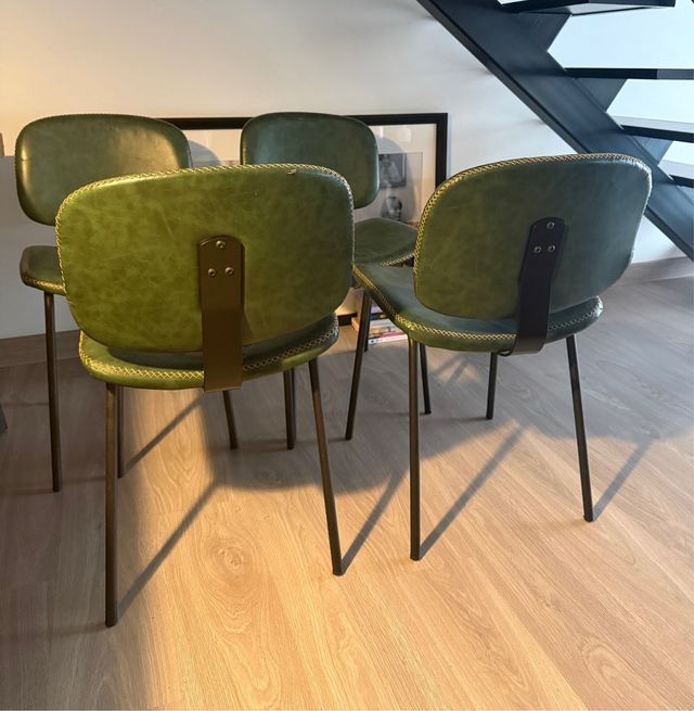 Conjunto 4 Sillas Comedor en verde y patas negras.