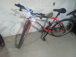 Bicicleta de montaña roja y blanca