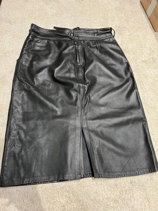 Falda midi de piel negra