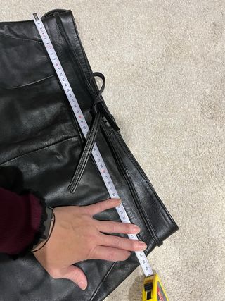 Falda midi de piel negra