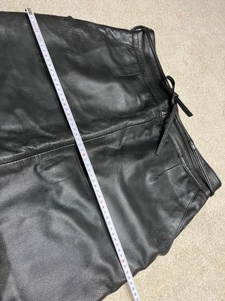 Falda midi de piel negra