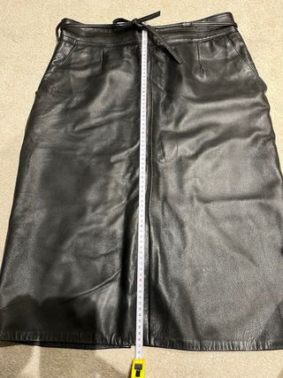 Falda midi de piel negra