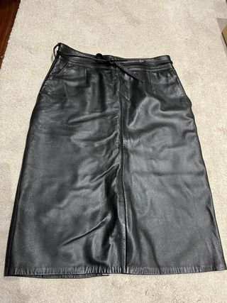 Falda midi de piel negra