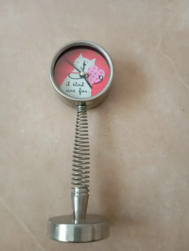 Reloj despertador vintage con resorte