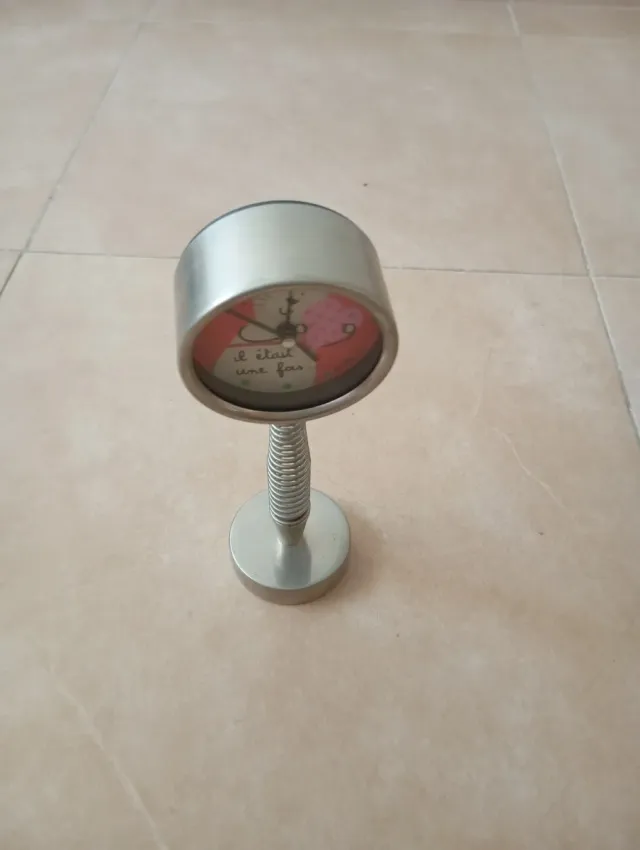 Reloj despertador vintage con resorte