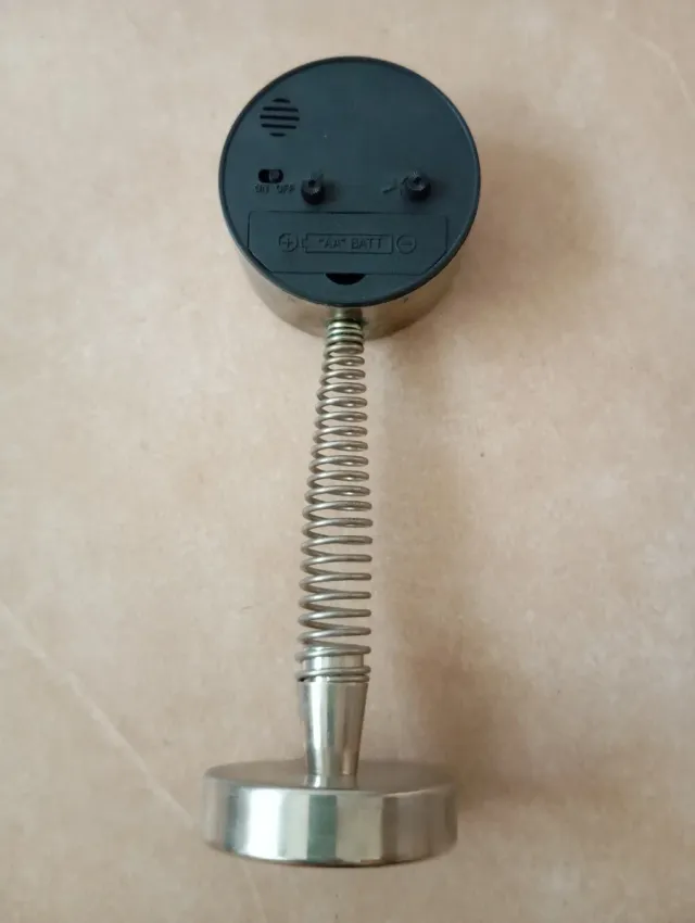 Reloj despertador vintage con resorte