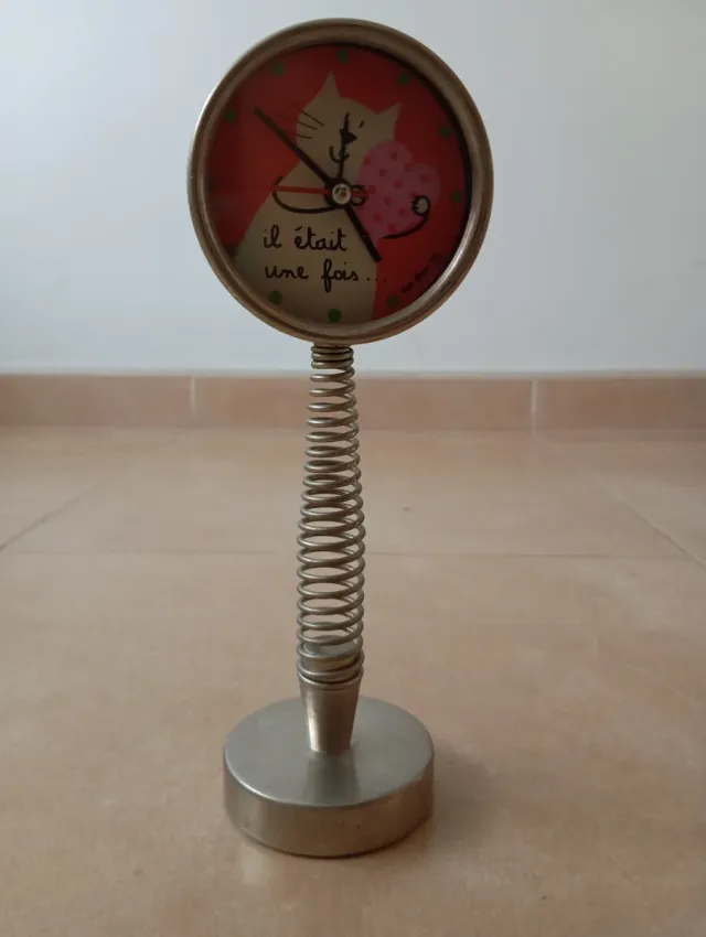 Reloj despertador vintage con resorte