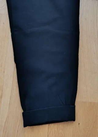 Pantalón tiro alto tobillero con pinzas