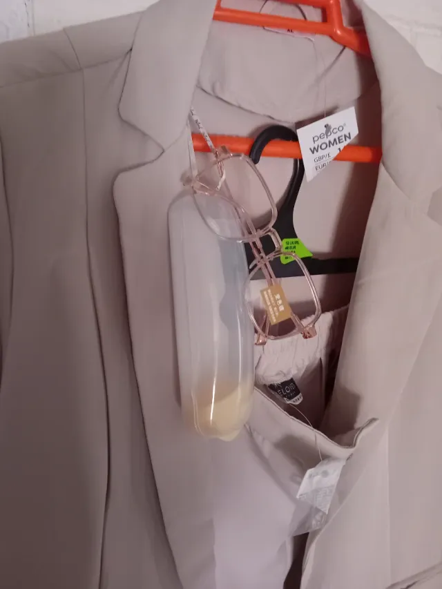 Traje Beige Pepco Talla 44 + Gafas de sol