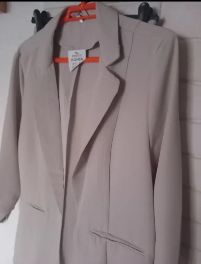 Traje Beige Pepco Talla 44 + Gafas de sol