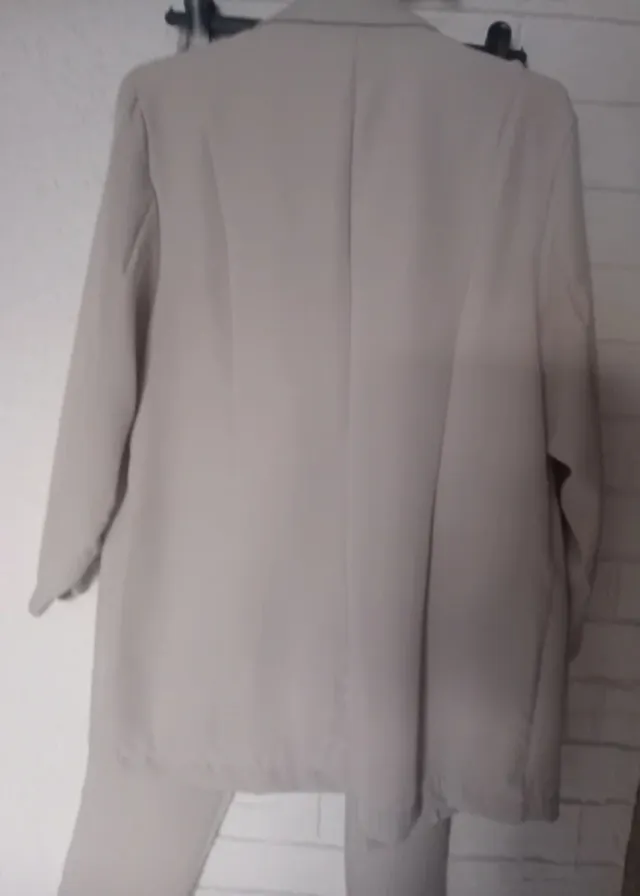 Traje Beige Pepco Talla 44 + Gafas de sol