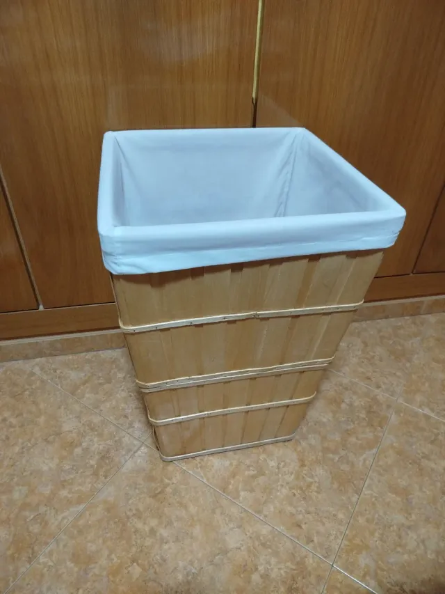 Cesto de ropa de madera y tela