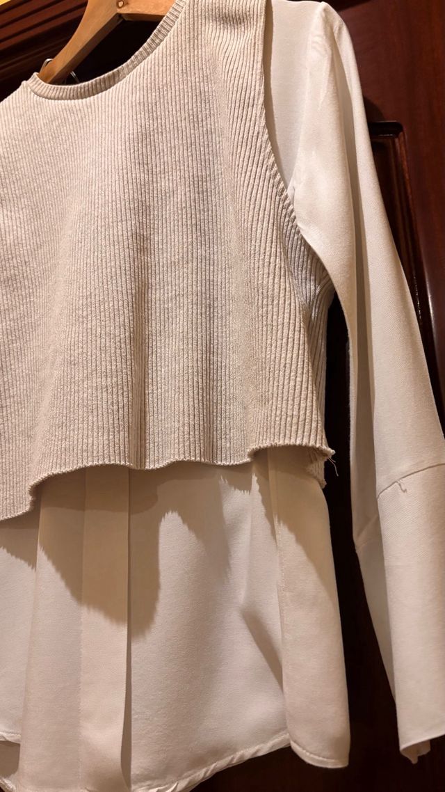 Camisa con chaleco beige y blanco