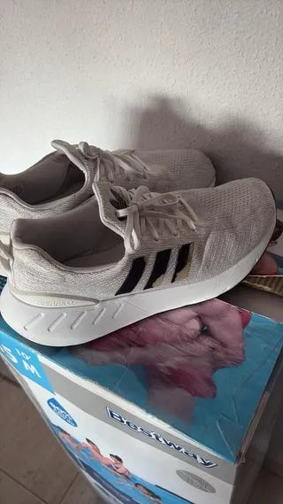 Zapatillas Adidas Blancas y Negras