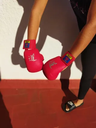 Casi, guantes y luchacos de Karate Infantil Rojo