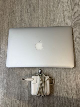 MacBook Air i5 - BUEN ESTADO
