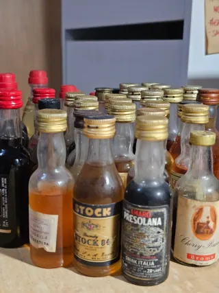 Lotto set 40 bottigliette liquori vintage Stock