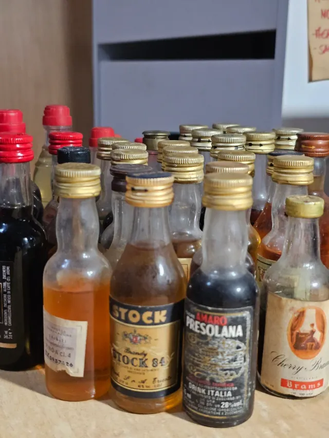 Lotto set 40 bottigliette liquori vintage Stock