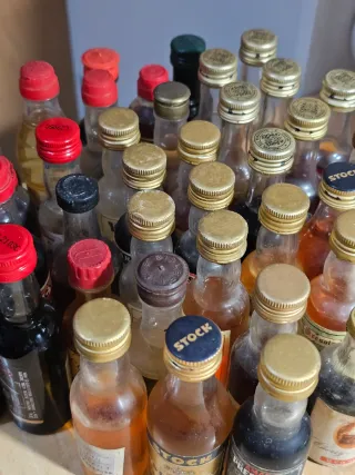 Lotto set 40 bottigliette liquori vintage Stock