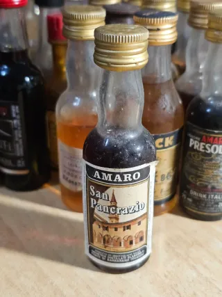 Lotto set 40 bottigliette liquori vintage Stock