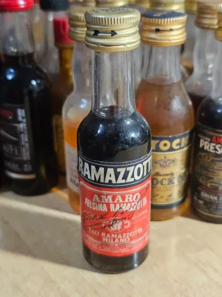 Lotto set 40 bottigliette liquori vintage Stock