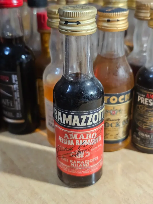 Lotto set 40 bottigliette liquori vintage Stock