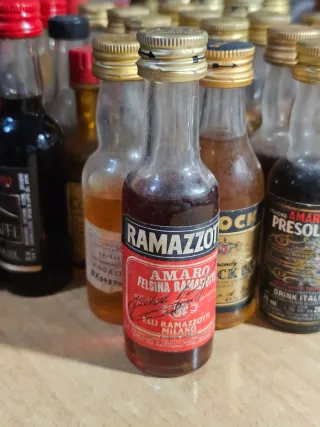 Lotto set 40 bottigliette liquori vintage Stock