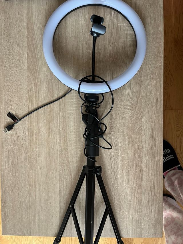 Trípode con Aro de Luz y Soporte