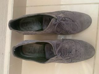 Zapatos tacones Oxford de piel grises