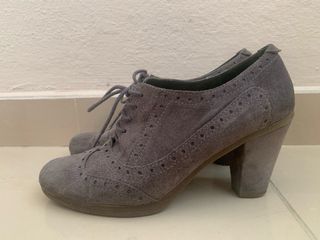 Zapatos tacones Oxford de piel grises