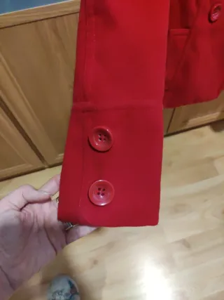 Abrigo de paño rojo para mujer.