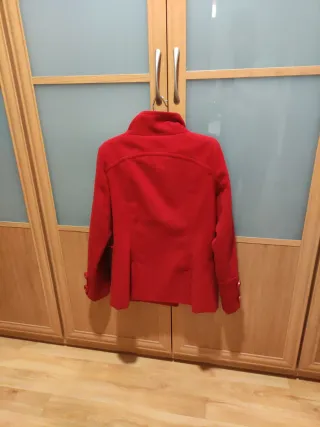 Abrigo de paño rojo para mujer.