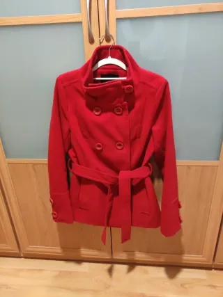 Abrigo de paño rojo para mujer.