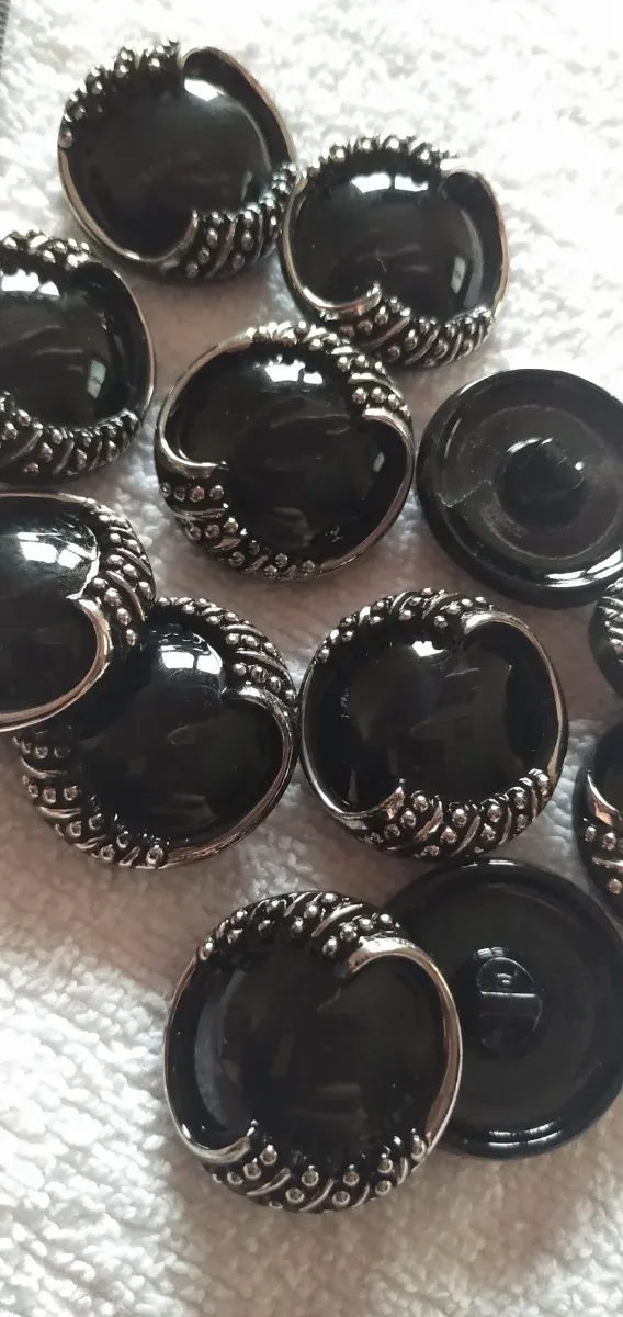 11 Botones de cristal negros.