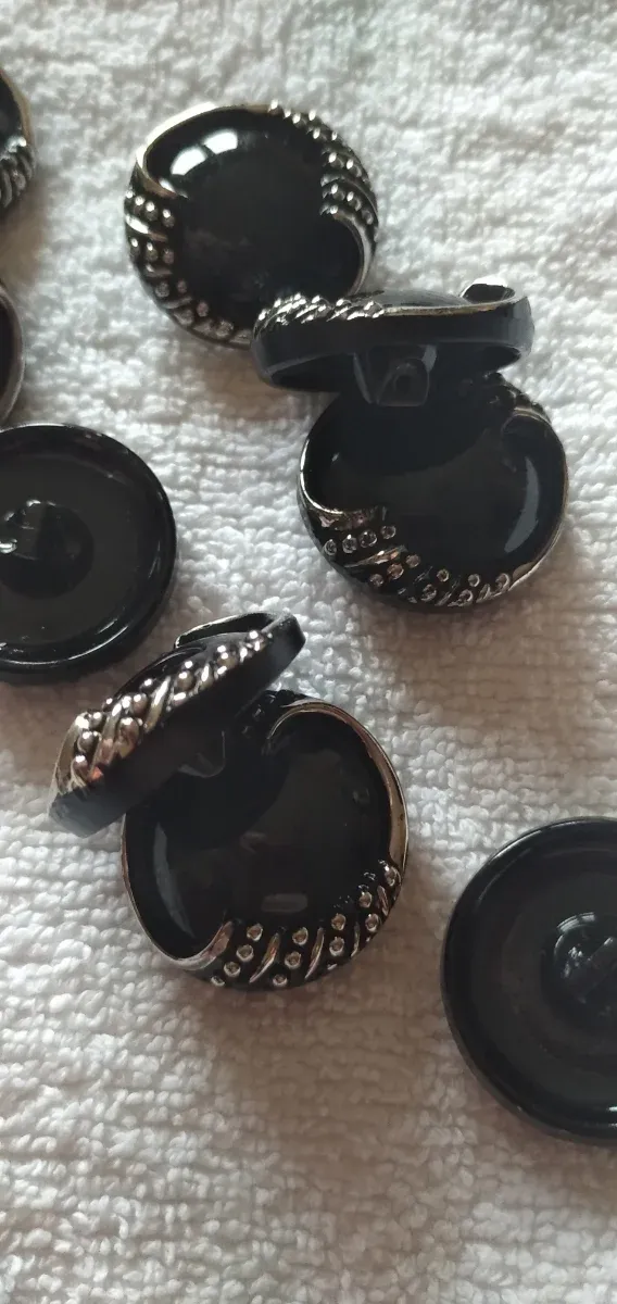 11 Botones de cristal negros.