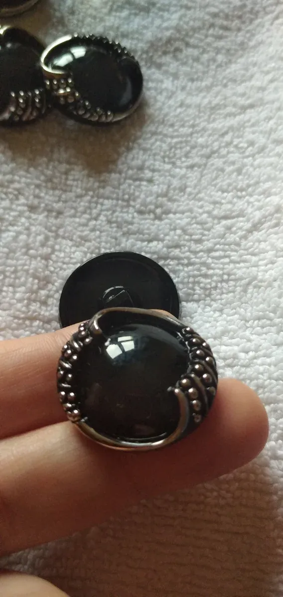 11 Botones de cristal negros.