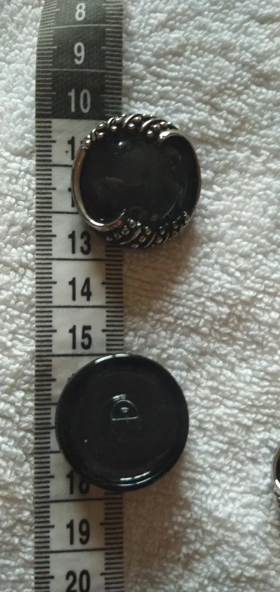11 Botones de cristal negros.