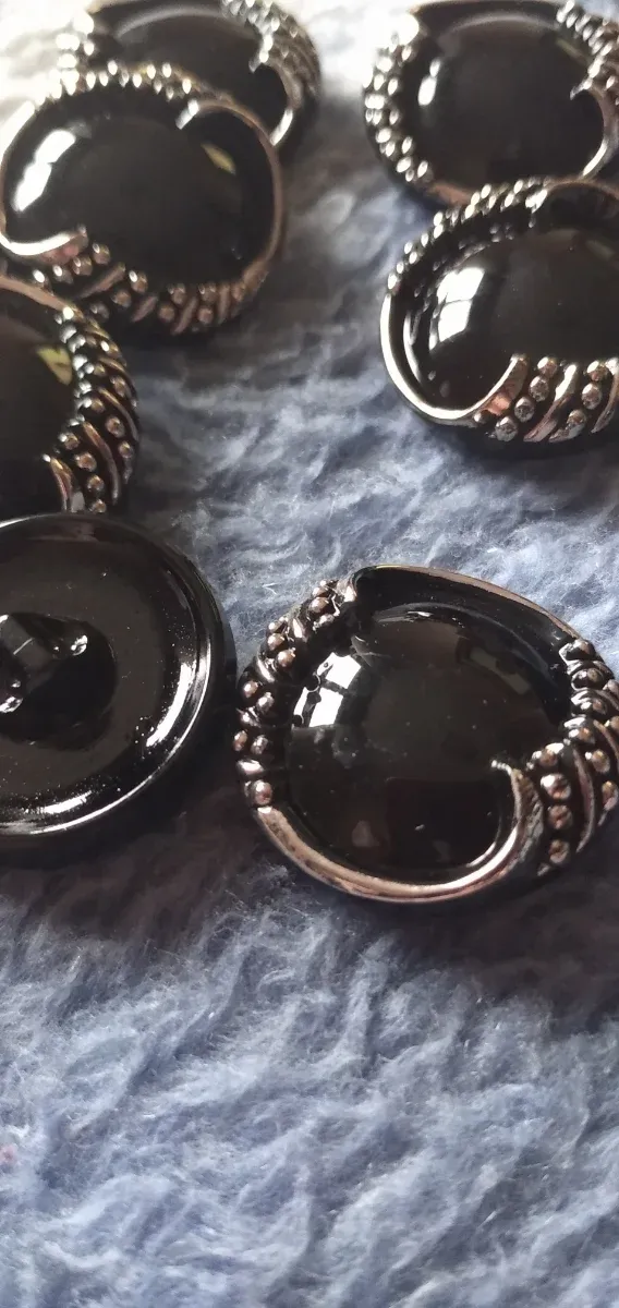 11 Botones de cristal negros.