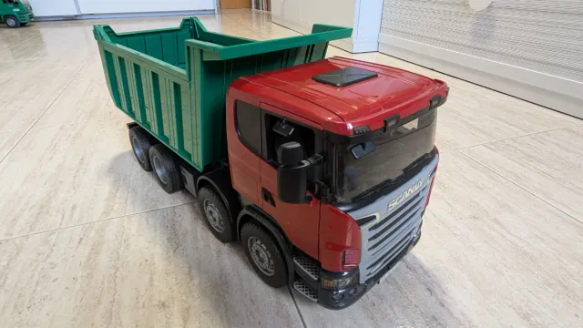 Camión Volquete Bruder Rojo y Verde