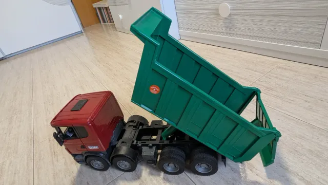 Camión Volquete Bruder Rojo y Verde