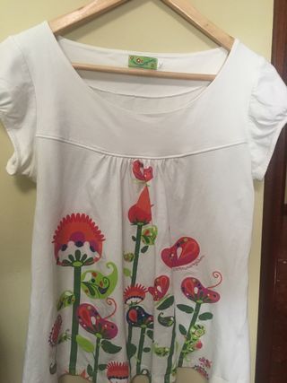 Camiseta Comounapulga Talla S Flores. Corte Evasé