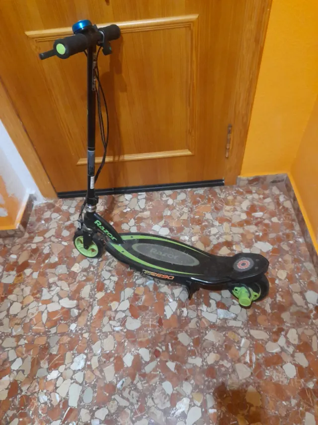 Patinete Eléctrico Razor E90 con bateria recargabl