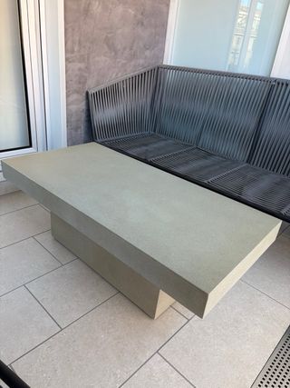 Tavolo da esterno aspetto cemento