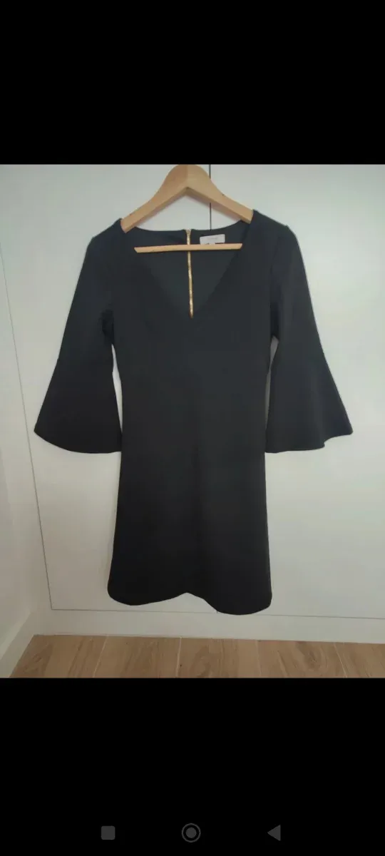 Vestido negro manga acampanada