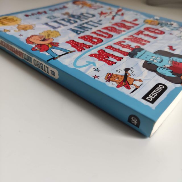 El libro antiaburrimiento: Ilustrado por Scott ...