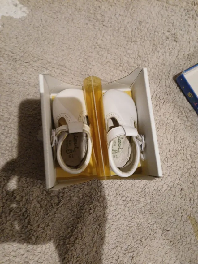 Zapatos blancos de bebé